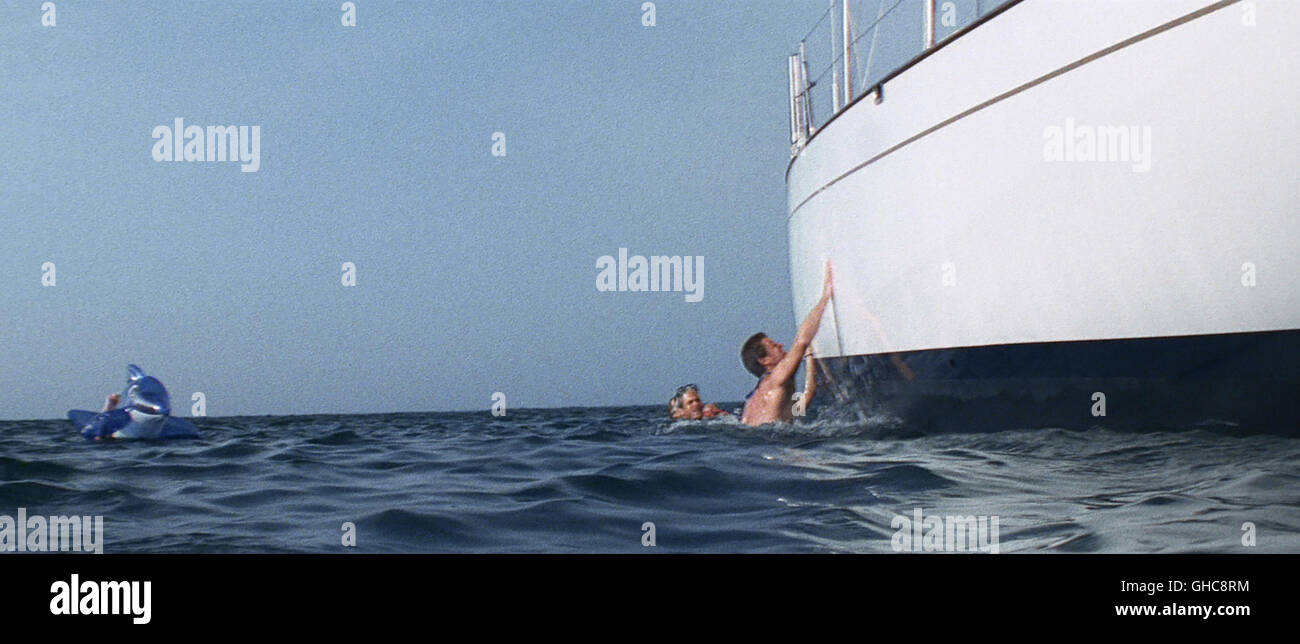 L'EAU LIBRE 2 D 2005 Hans Horn Verzweifelt versucht Dan (ERIC DANE) die Reling zu erreichen. Regie : Hans Horn Banque D'Images