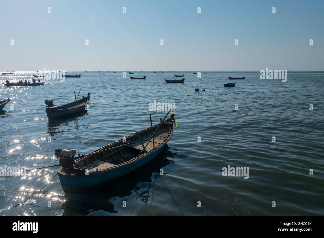 Belle vue sur les bateaux de pêche naviguant dans la mer à la tombée du crépuscule coucher de temps Banque D'Images