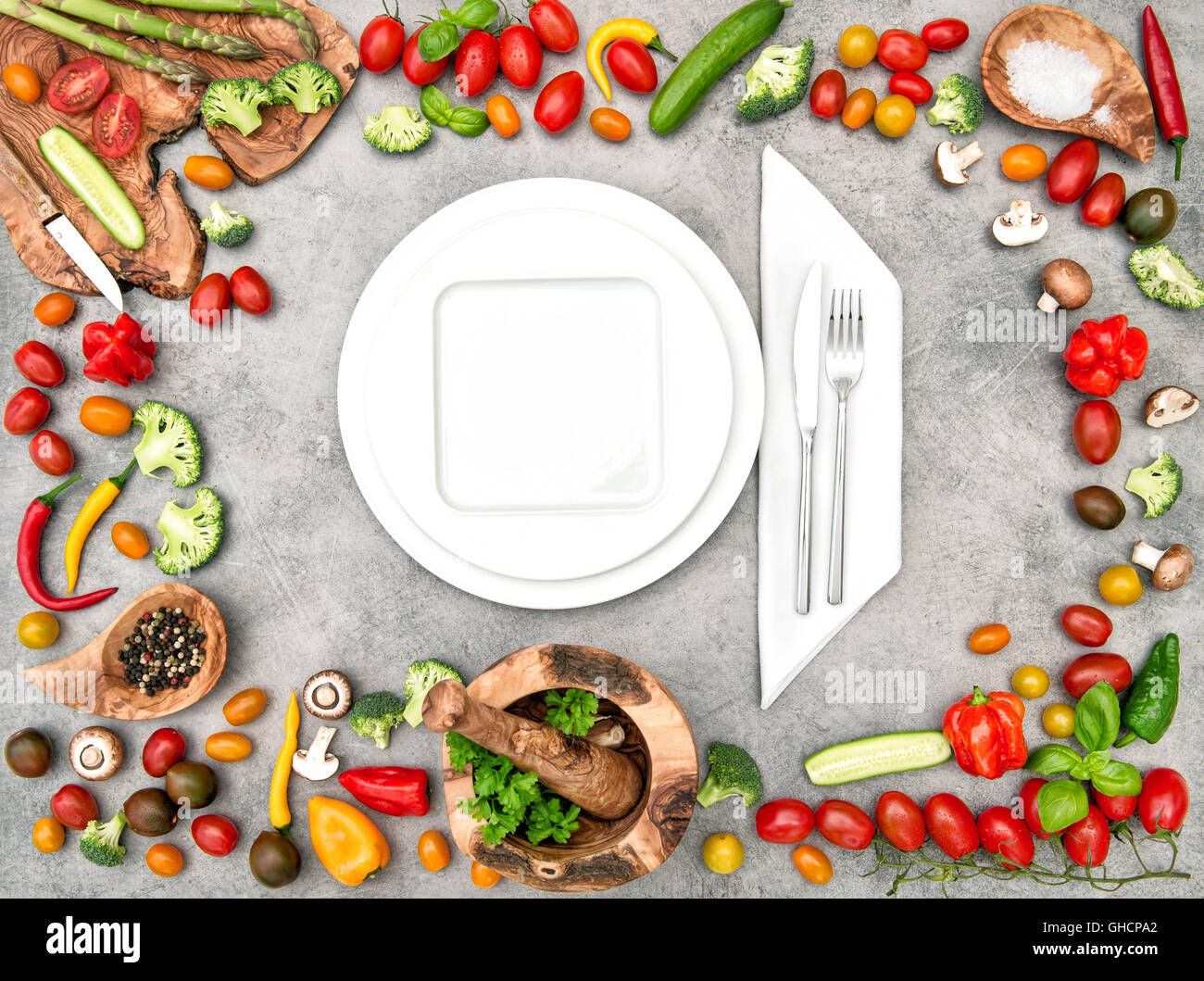 Réglage de la table avec des légumes frais. Concept d'aliments sains Banque D'Images