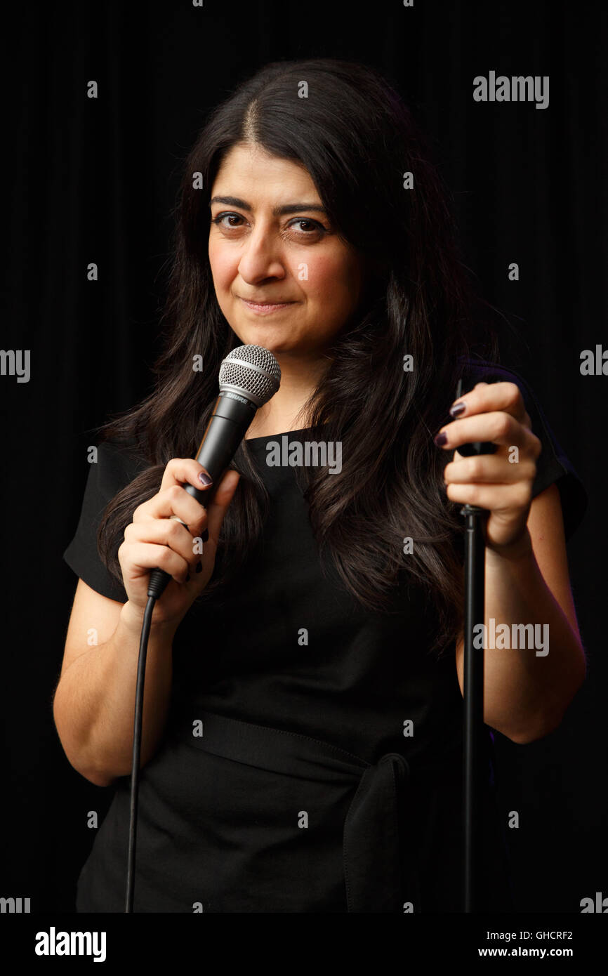 La comédienne australienne Susie Youssef effectue son spectacle de stand-up au Edinburgh Festival Fringe 2016 Banque D'Images