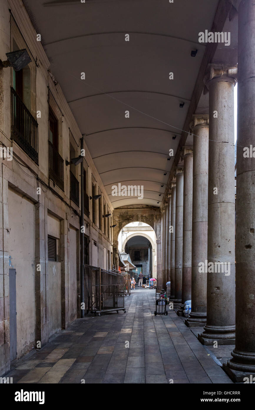 Passage de l'ancien style à Barcelone (Espagne) à proximité du célèbre marché La Boqueria Banque D'Images