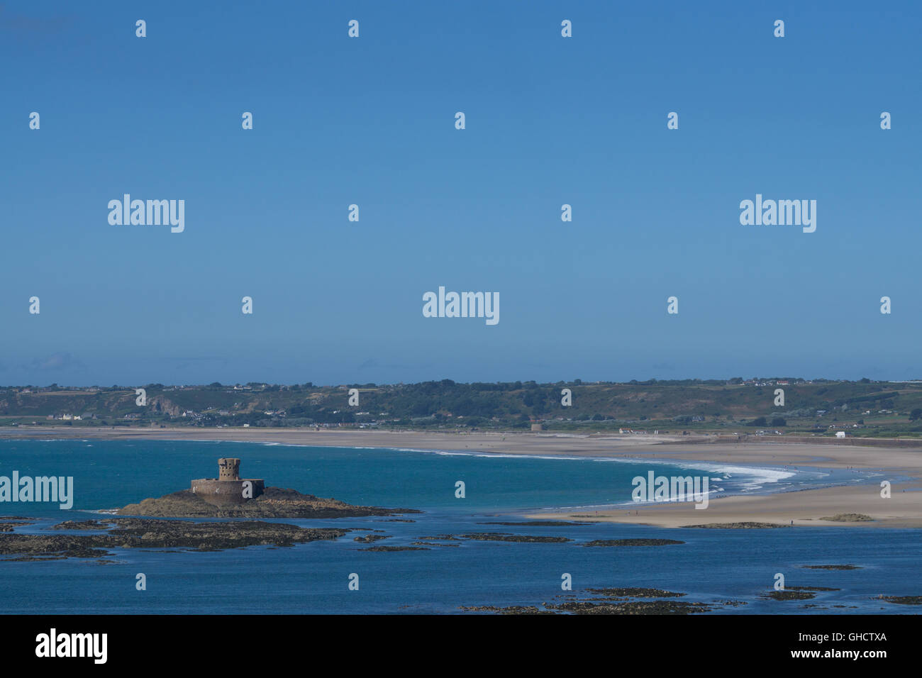 Vue panoramique de la tour de Rocco et St Ouens Bay, Jersey, Channel Islands Banque D'Images