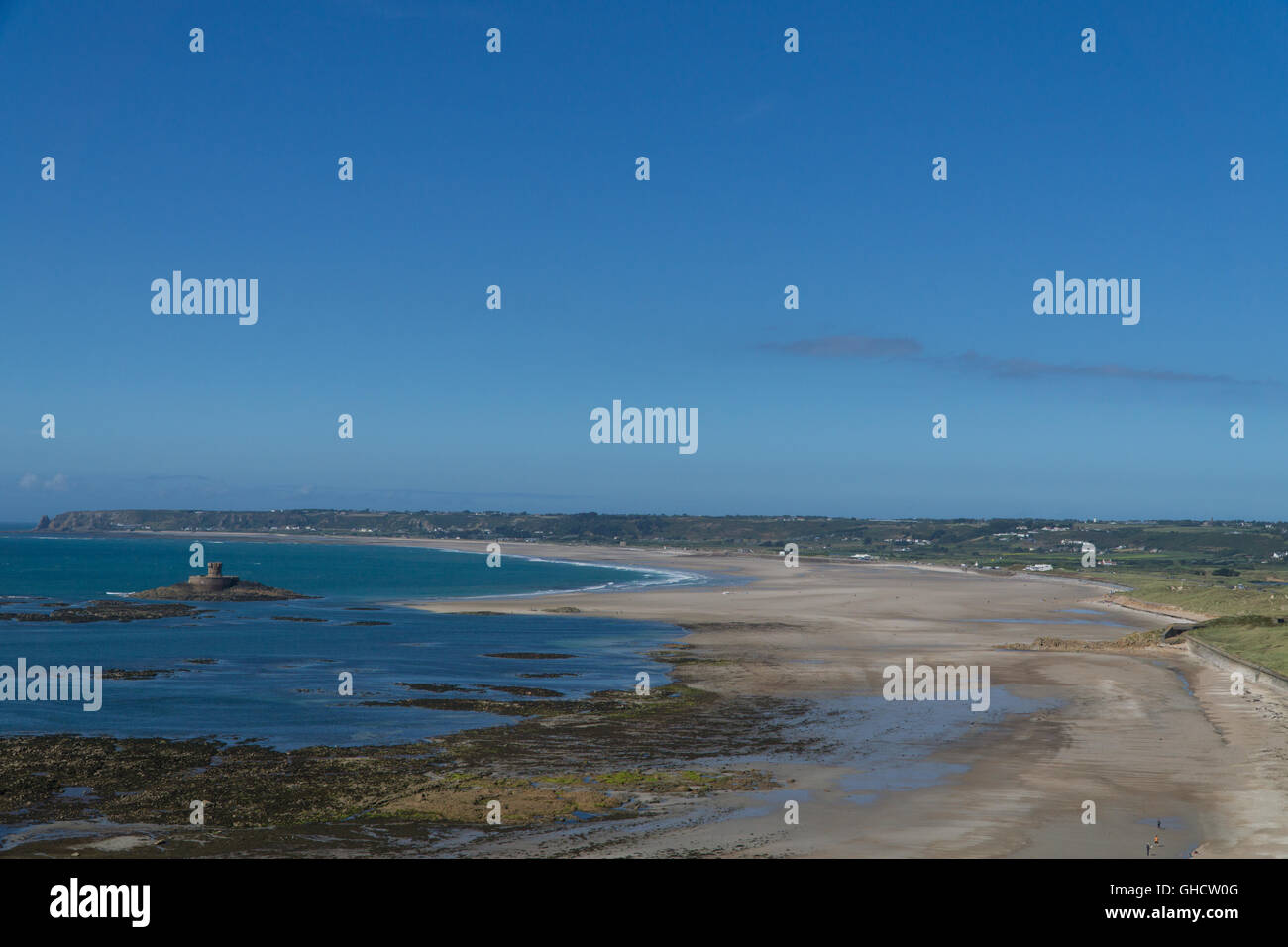 Vue panoramique de la tour de Rocco et St Ouens Bay, Jersey, Channel Islands Banque D'Images