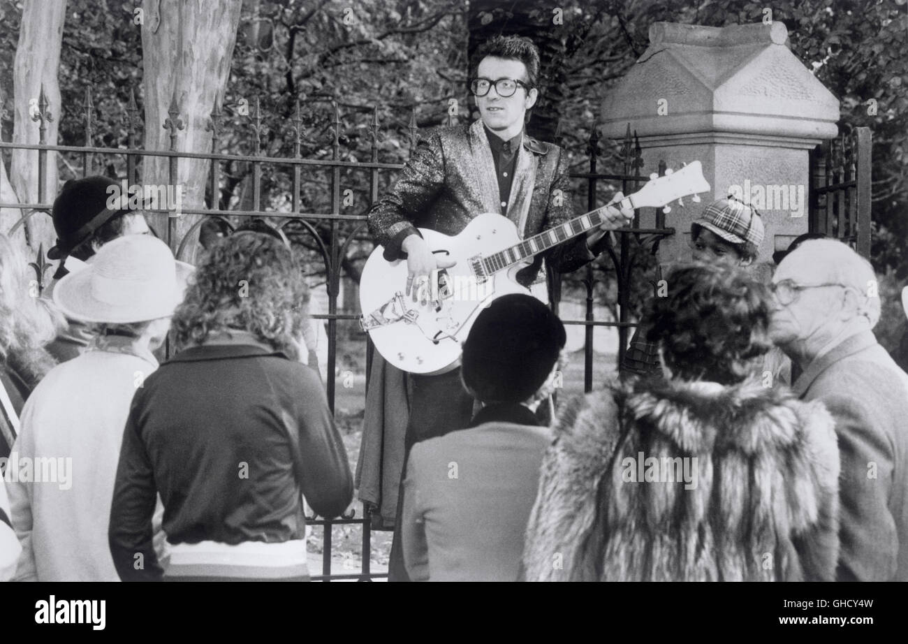 AMERICATHON USA/BRD 1979 Neal Israel Earl Manchester (Elvis Costello) chante de Hyde Park, en Angleterre, afin de recueillir des fonds pour l'Amérique en difficulté financière dans le film ' Americathon '. Regie : Neal Israel Banque D'Images