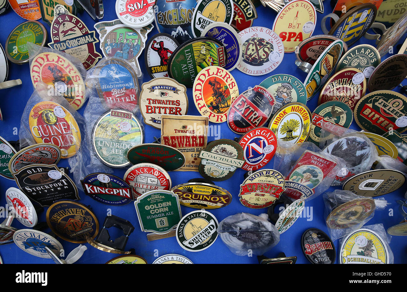 Clips de la pompe traditionnelle à la vente à la Great British Beer Festival 2016 à l'Olympia de Londres. Banque D'Images