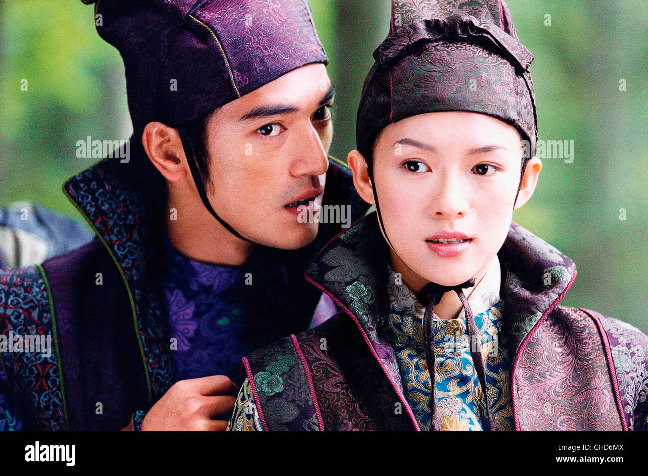 HOUSE OF FLYING DAGGERS / Shi mian mai fu Chine, Hong Kong 2004 / Yimou Zhang Jin (TAKESHI KANESHIRO) und Mei (Zhang Ziyi) Régie : Yimou Zhang aka. Shi mian mai fu Banque D'Images