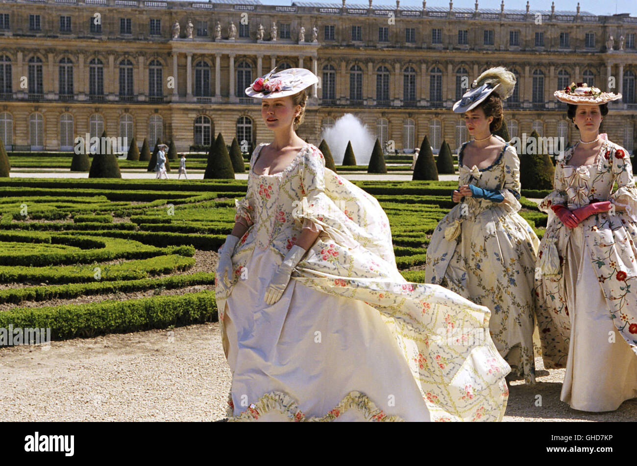 MARIE ANTOINETTE USA 2006 Marie Antoinette de Sofia Coppola (Kirsten Dunst) beim Flanieren mit ihren Hofdamen dans den Gärten von Versailles. Regie : Sofia Coppola Banque D'Images