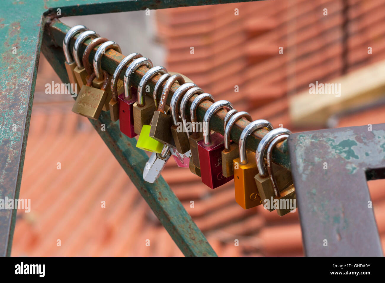 Cadenas verrouillé autour d'une balustrade à Lisbonne Portugal Banque D'Images