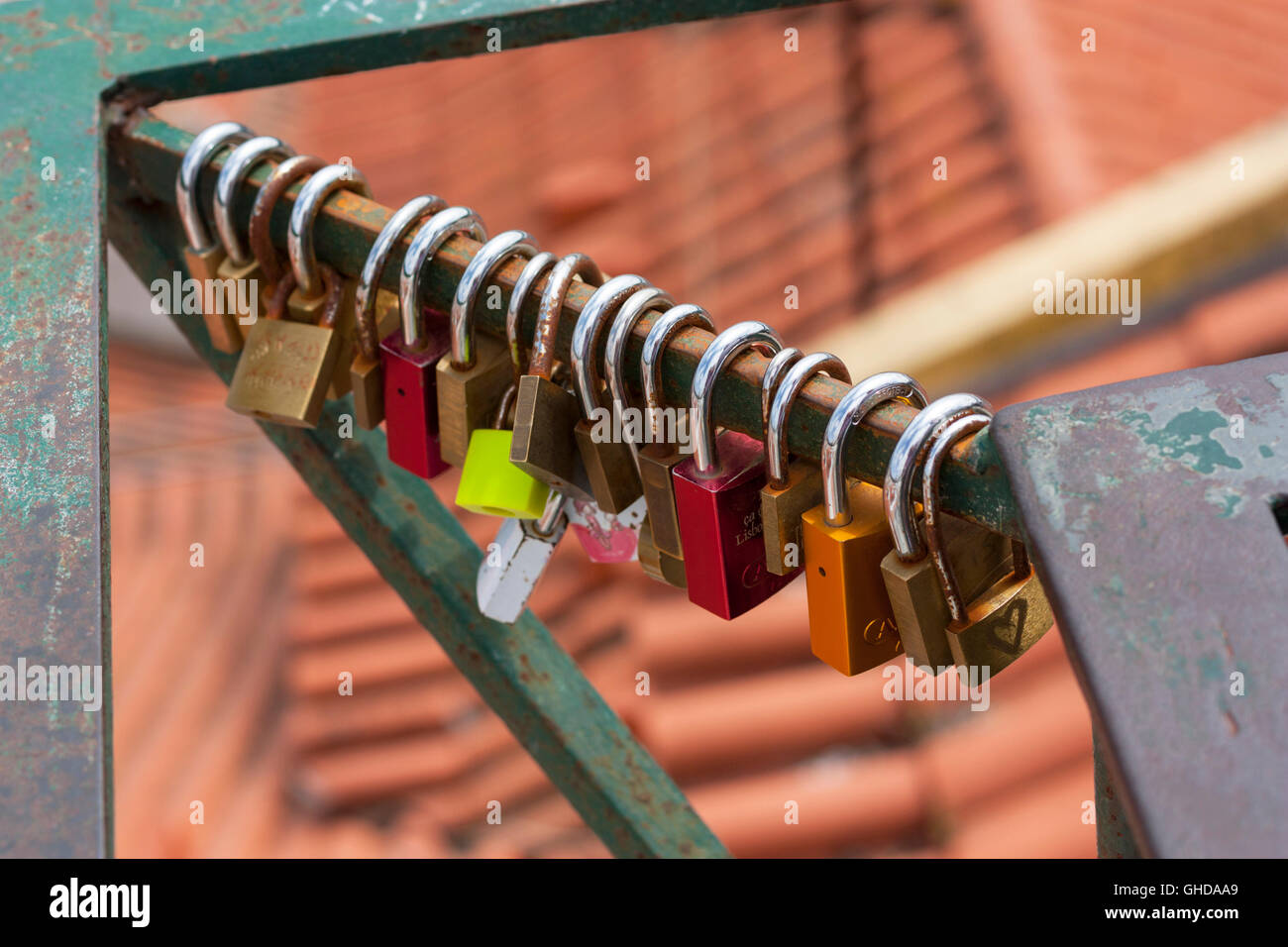 Cadenas verrouillé autour d'une balustrade à Lisbonne Portugal Banque D'Images