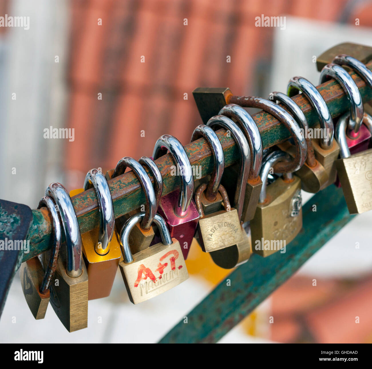 Cadenas verrouillé autour d'une balustrade à Lisbonne Portugal Banque D'Images