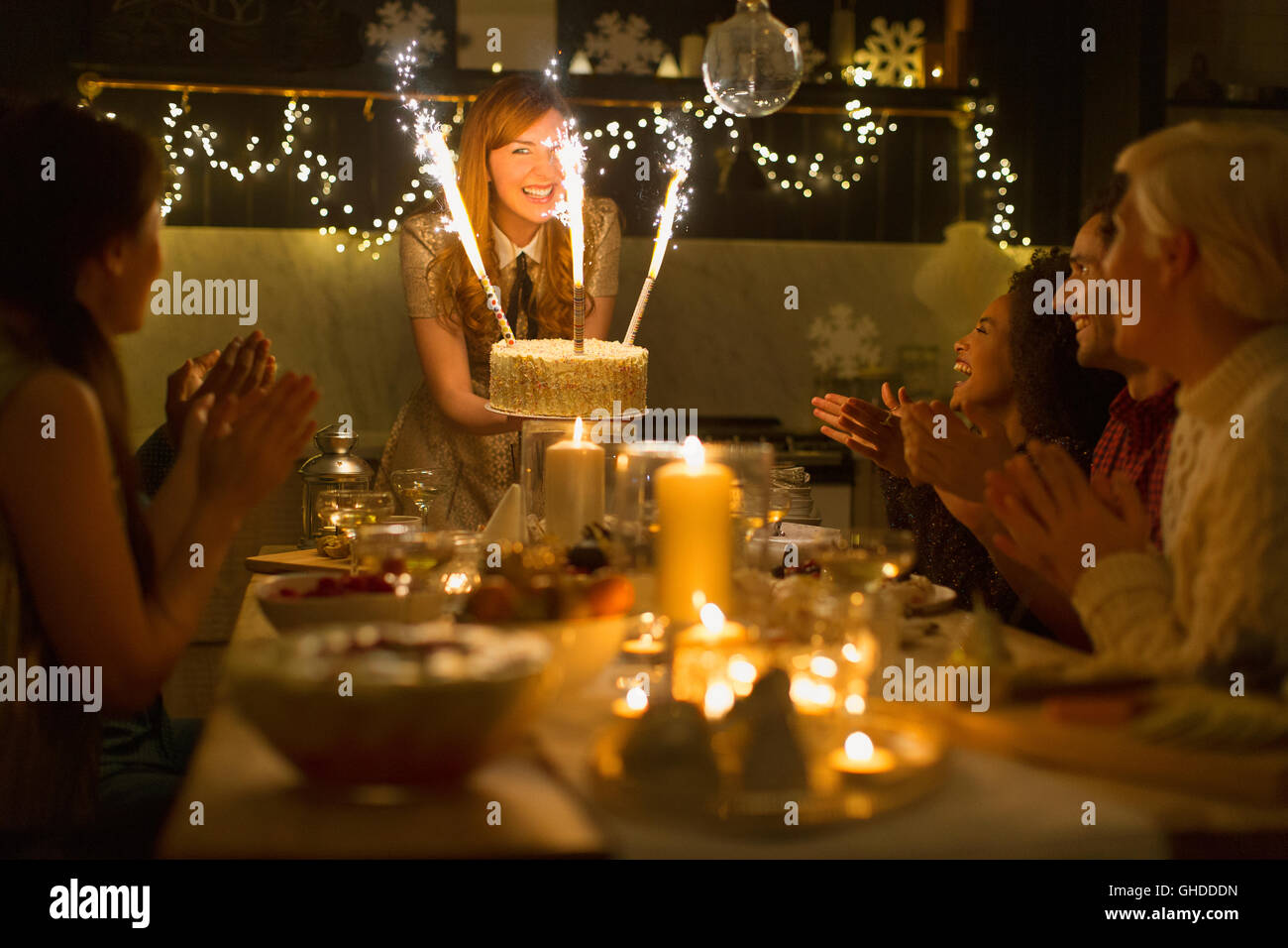 Femme gâteau de Noël avec la famille des mains de fireworks sparkler Banque D'Images