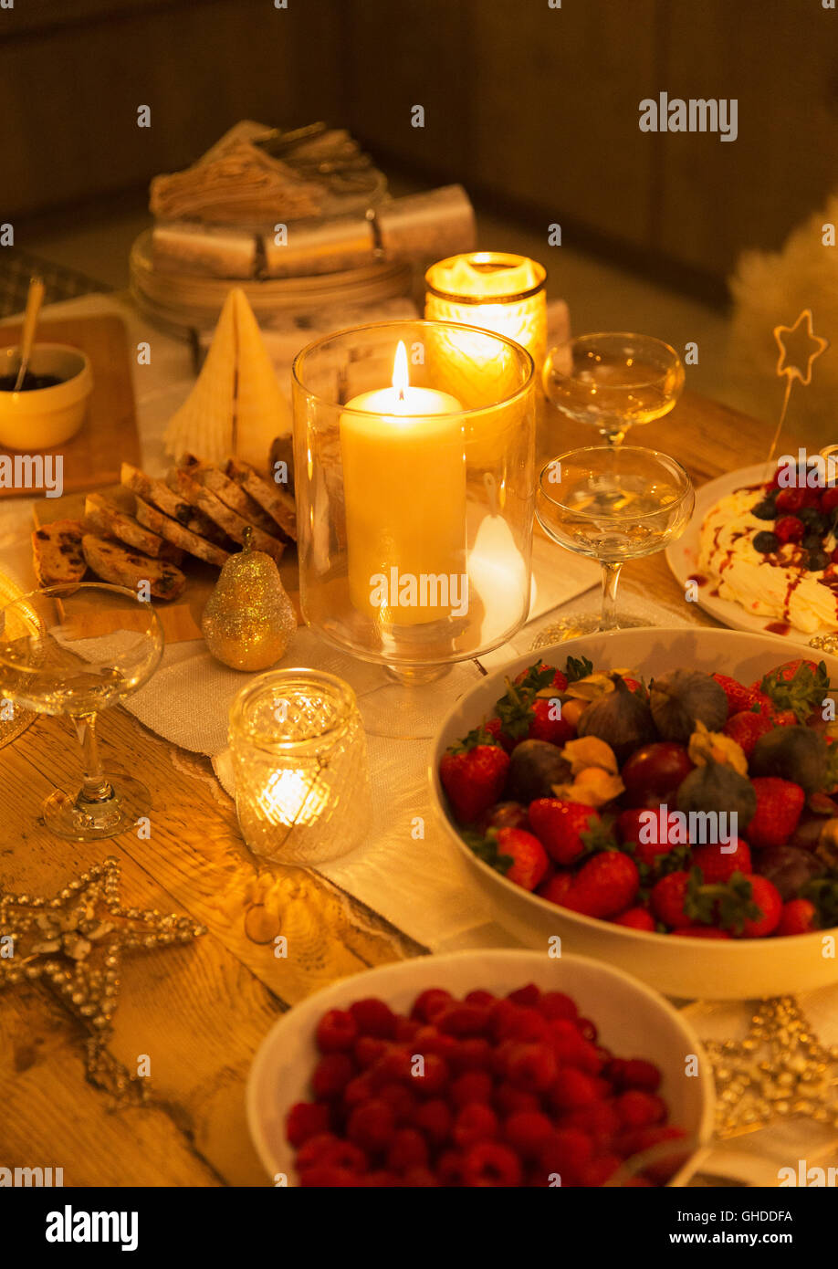L'alimentation et des décorations de table de Noël aux chandelles Banque D'Images