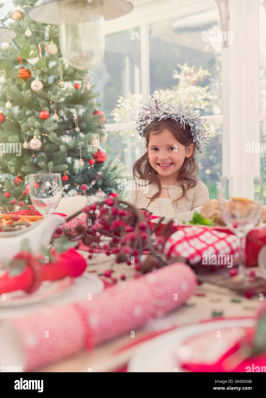 Portrait of smiling girl à table de Noël Banque D'Images