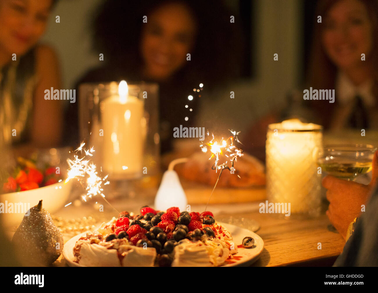 Cierges sur berry pavlova dessert sur la table aux chandelles Banque D'Images