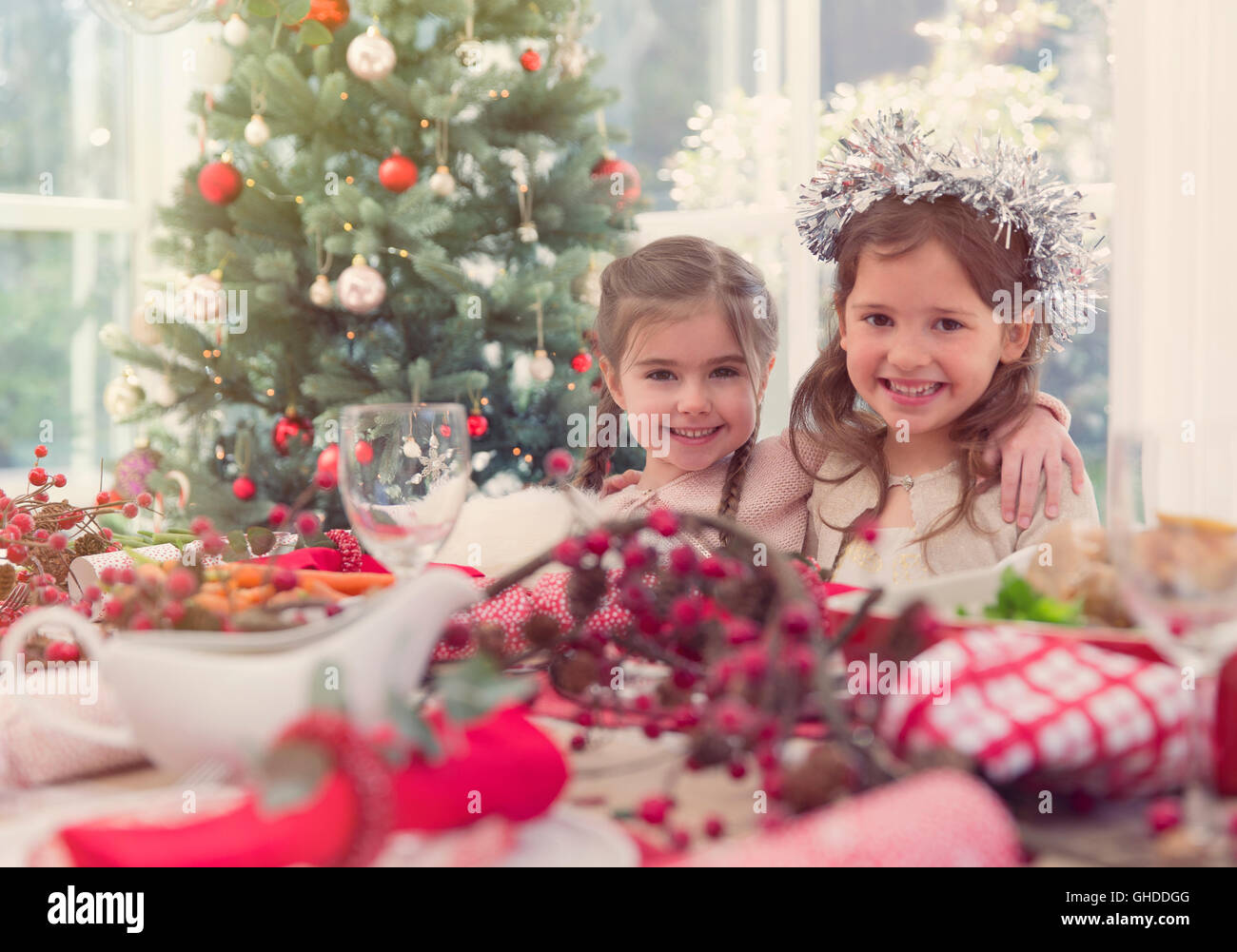 Portrait smiling girls à table de Noël Banque D'Images