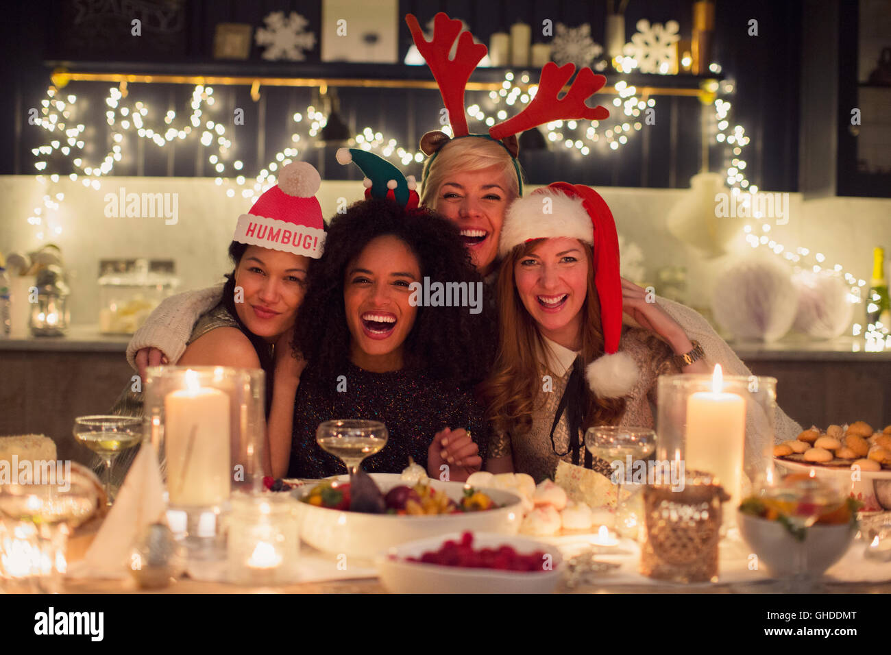 Portrait enthusiastic friends enjoying Christmas dinner Banque D'Images