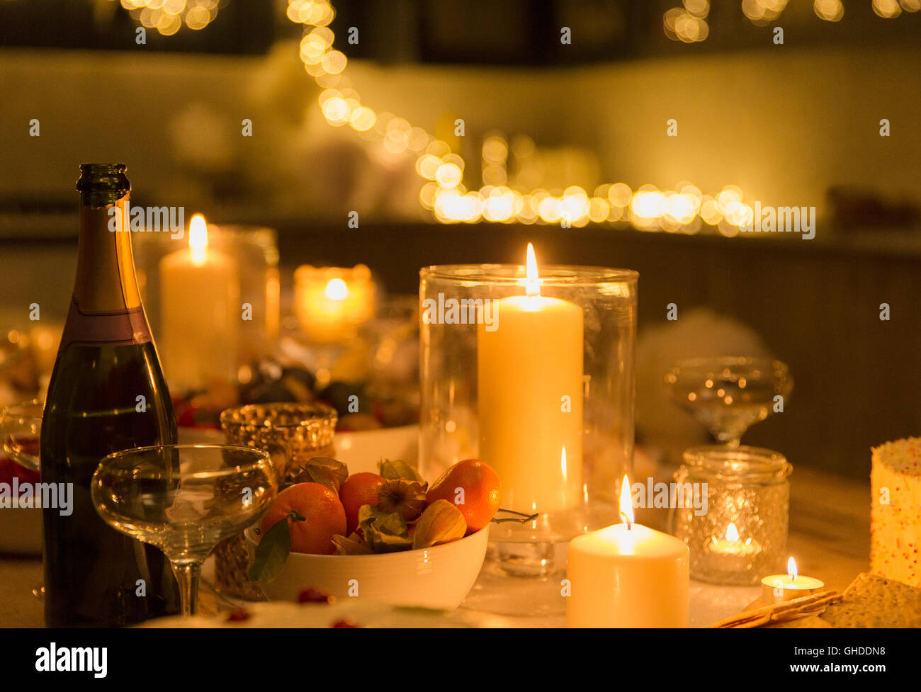 Champagne sur table aux chandelles Banque D'Images