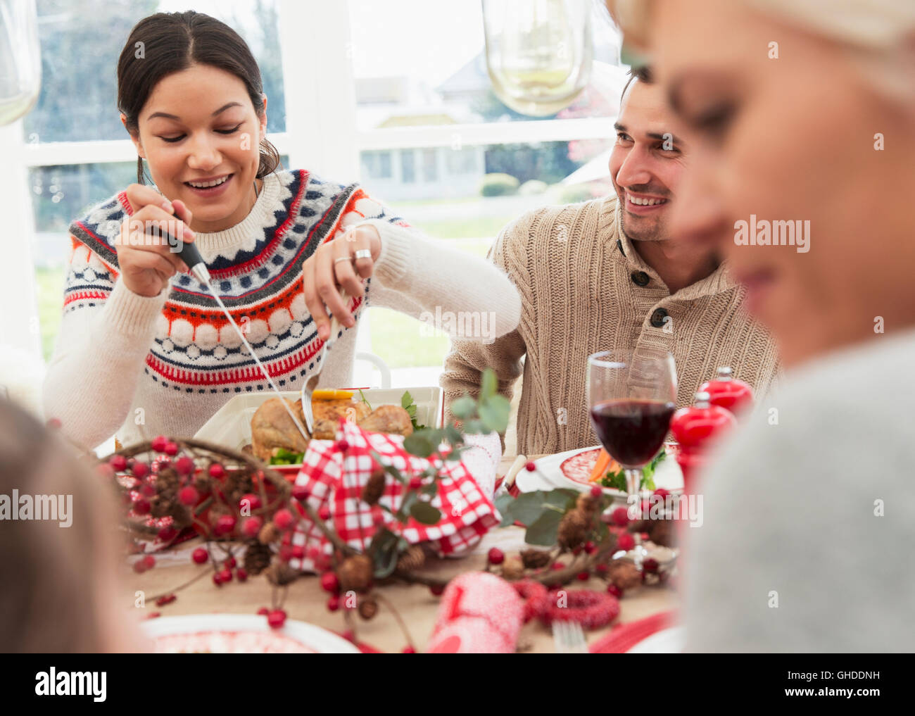 Coupe femme dinde de Noël à table Banque D'Images