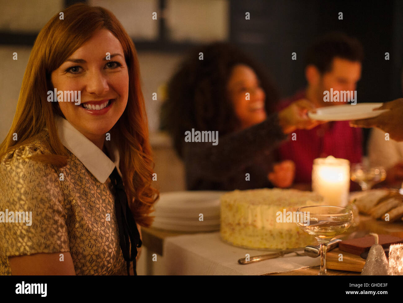 Portrait of smiling woman at table aux chandelles Banque D'Images