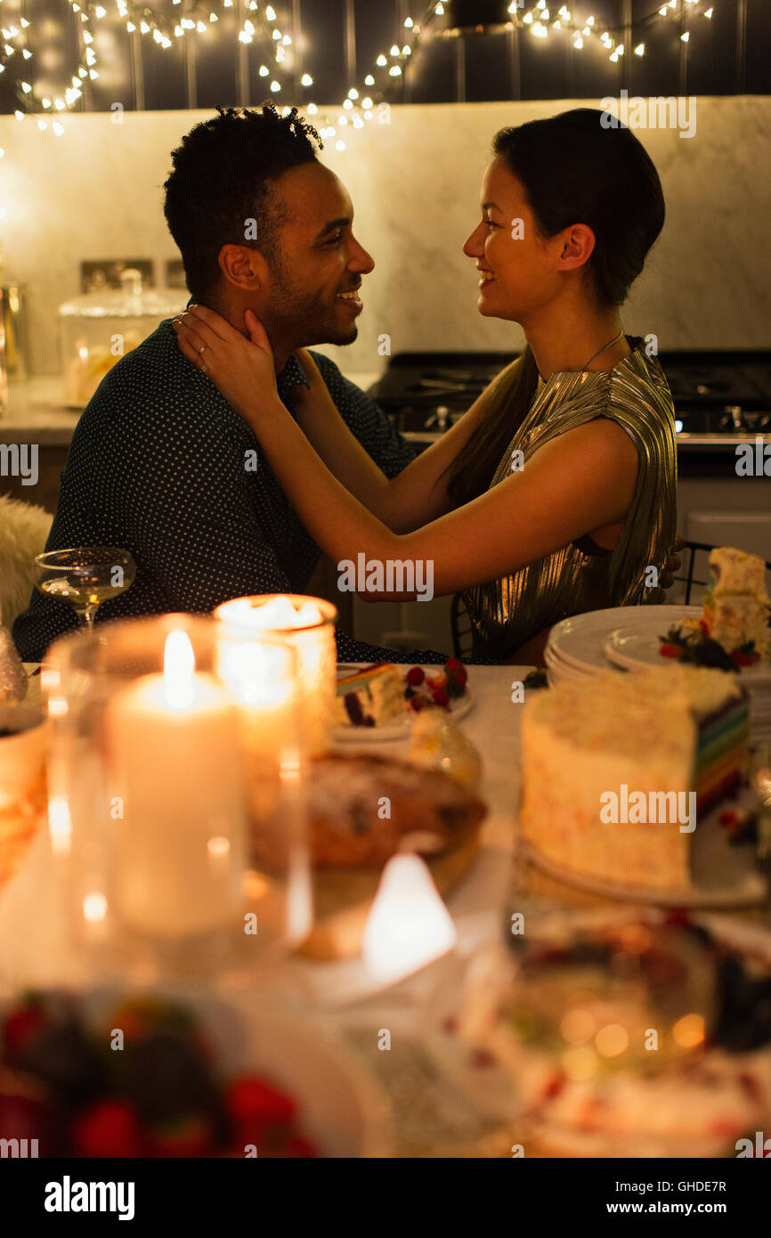 Affectionate couple au dîner de Noël aux chandelles Banque D'Images