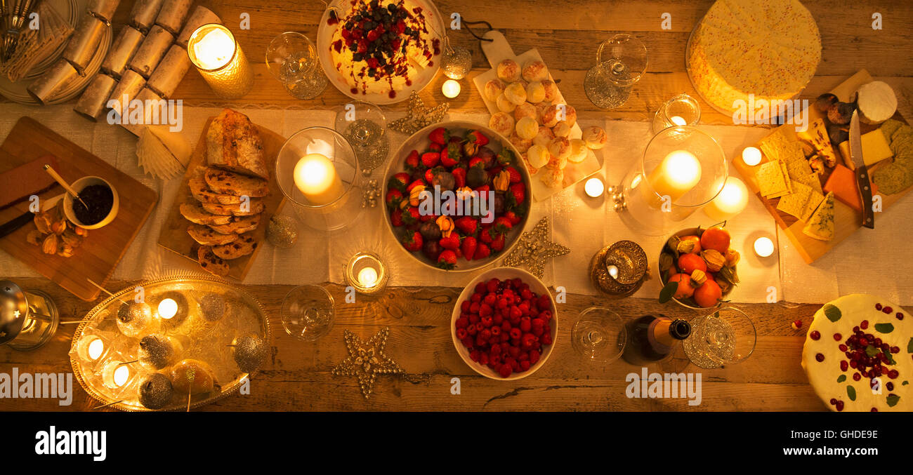 Vue de dessus de table aux chandelles avec des desserts de Noël Banque D'Images