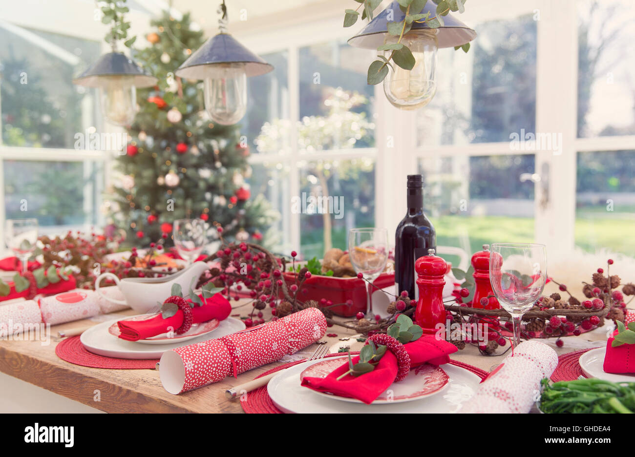 Placesettings et des décorations de table de Noël Banque D'Images