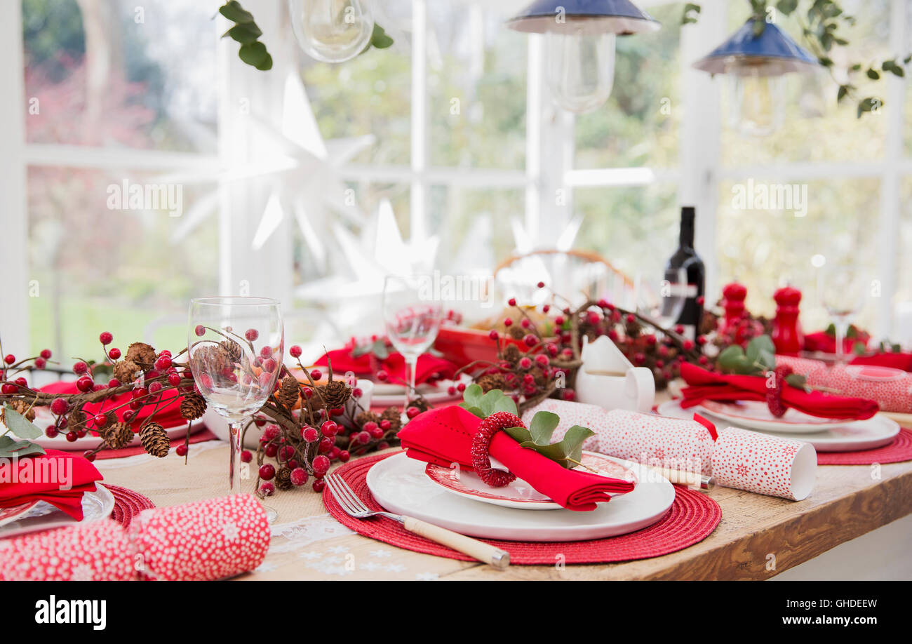 Placesettings et décorations de Noël sur la table à manger Banque D'Images