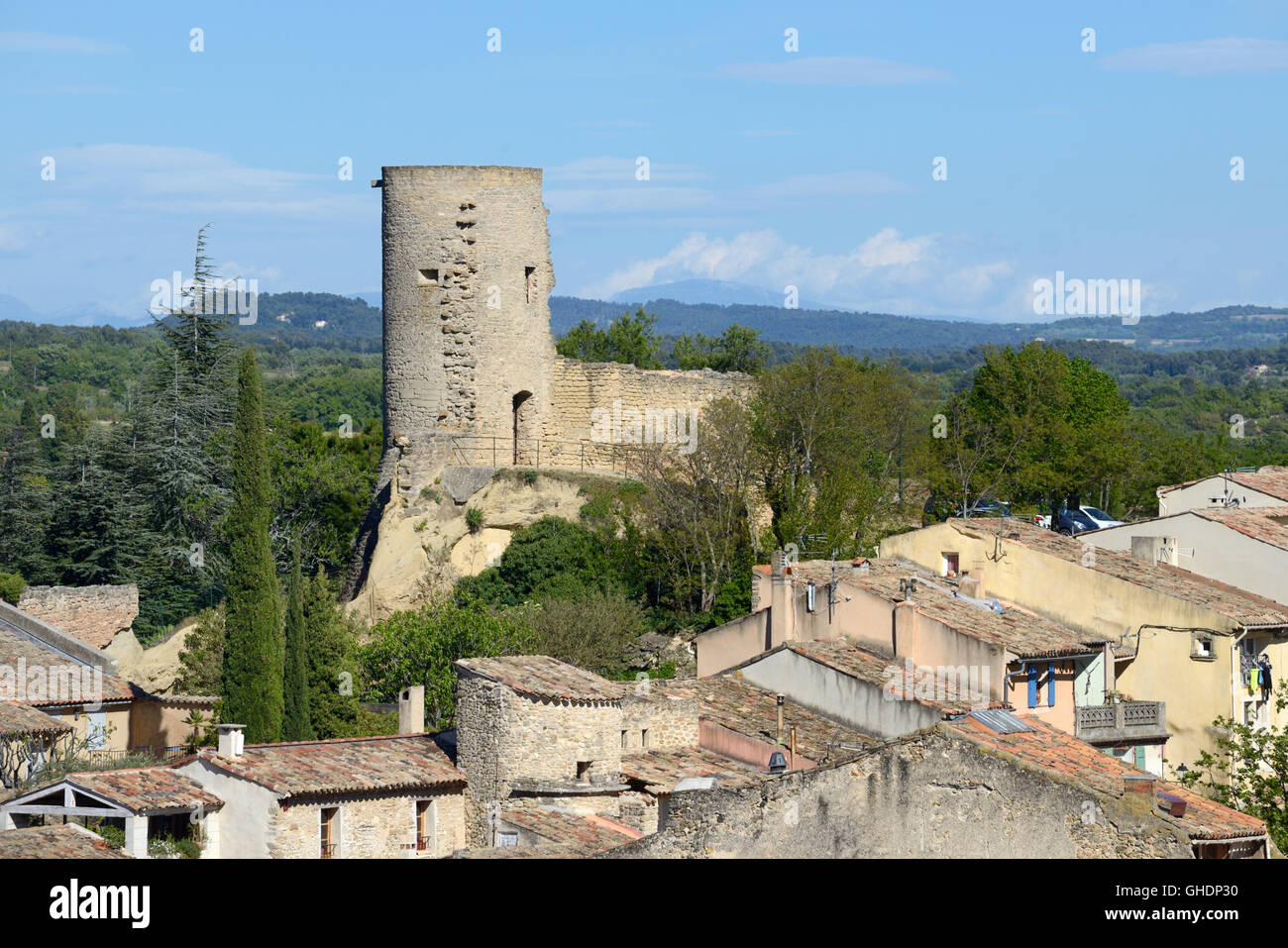 La tour médiévale tour Sus-Pous ou une partie de la ville médiévale Murs et citadelle de Cucuron Luberon Provence France Banque D'Images