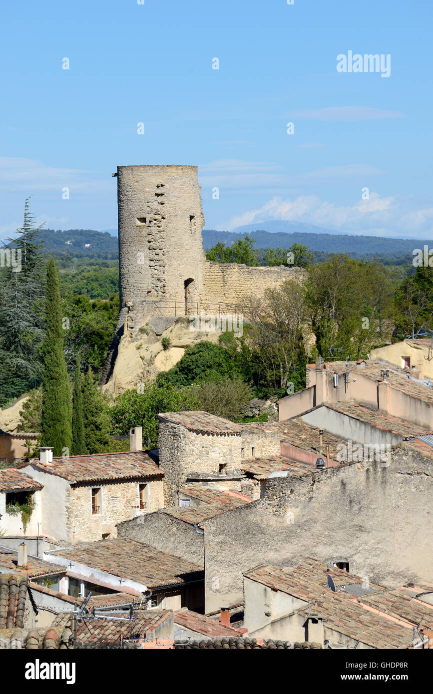 La tour médiévale tour Sus-Pous ou une partie de la ville médiévale Murs et citadelle de Cucuron Luberon Provence France Banque D'Images