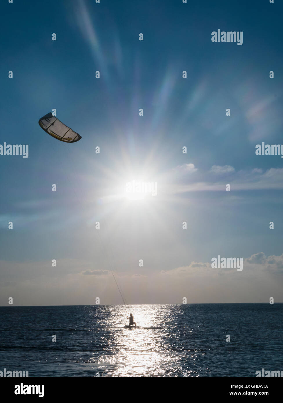 Le parachute ascensionnel sur ocean sous un ciel bleu Banque D'Images