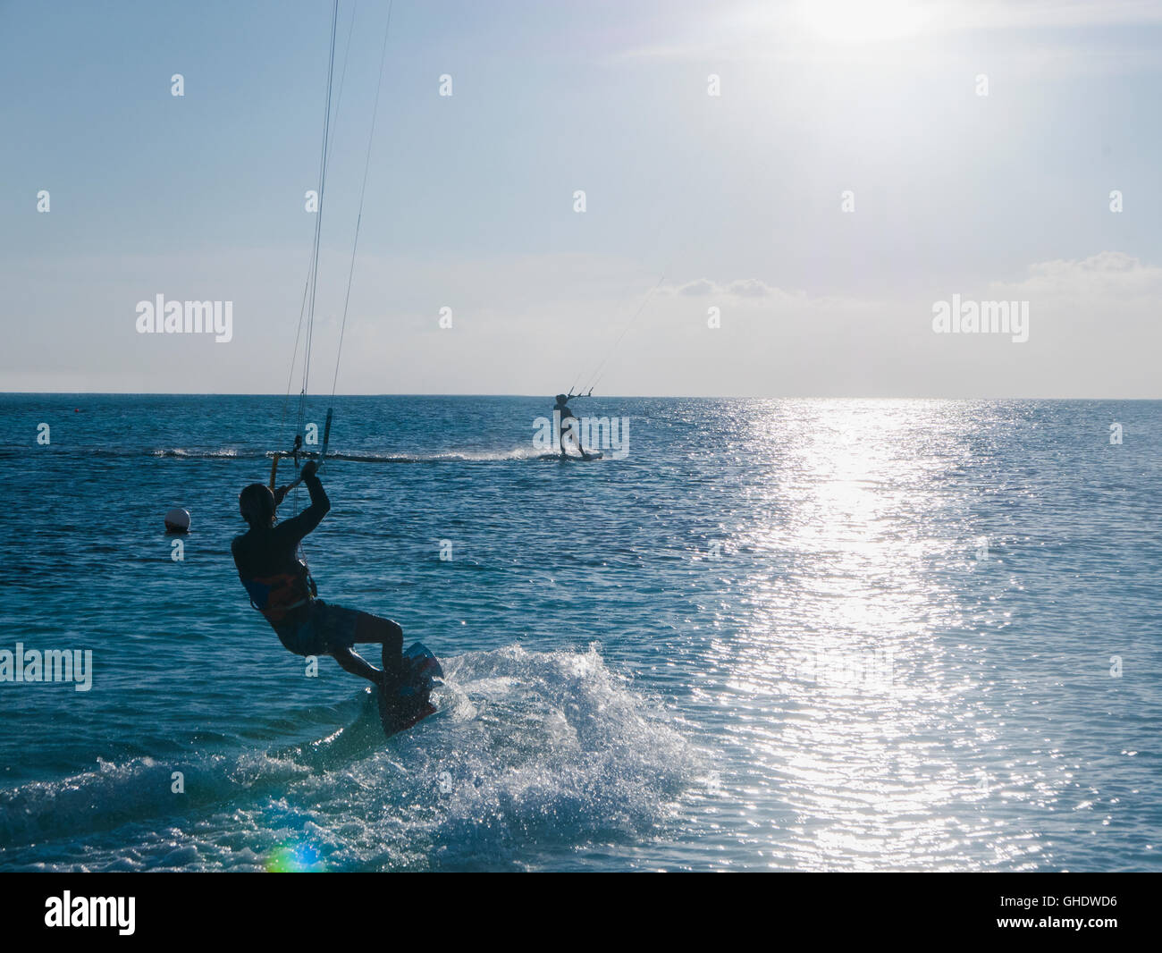 Le parachute ascensionnel sur ocean sous un ciel bleu Banque D'Images
