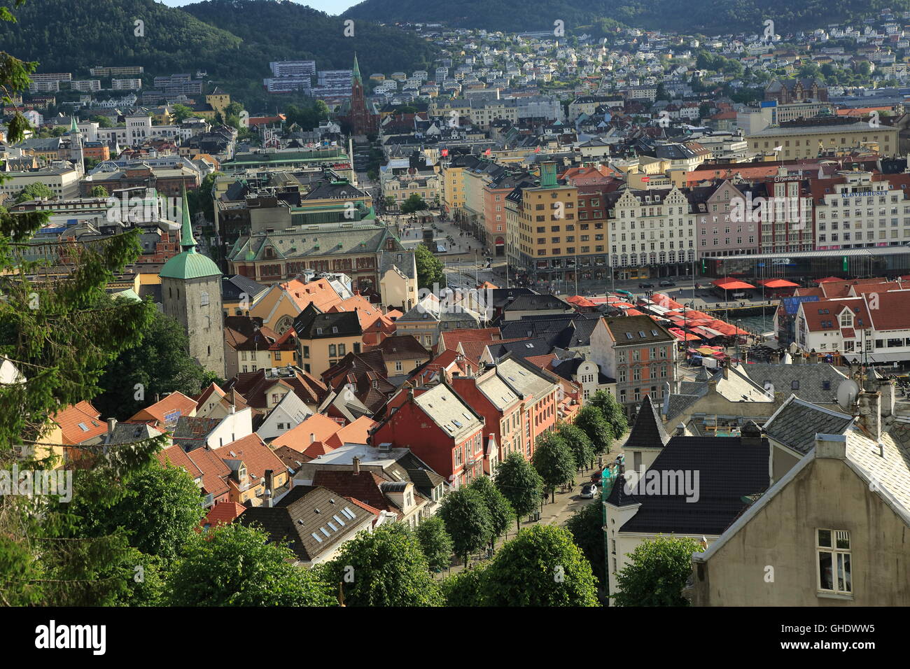 Vue sur les toits de bâtiments dans le centre-ville de Bergen, Norvège Banque D'Images