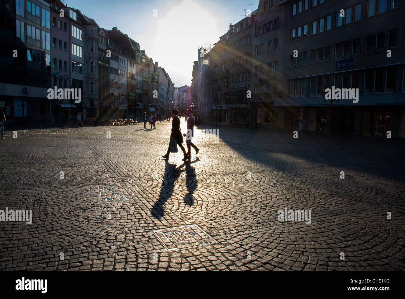 Shoppers flâner dans le main square à Bonn, en Allemagne. Banque D'Images