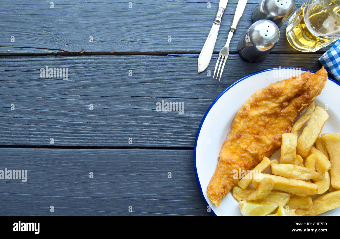 Le poisson frit et frites sur une table en bois avec de l'espace Banque D'Images