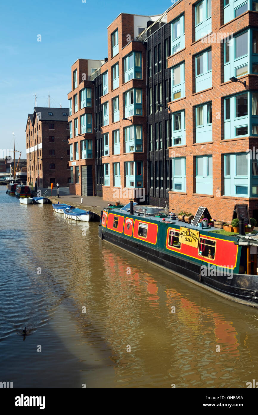 Bateau amarrée le long du canal café appartements de nouvelle construction et de boutiques dans soleil du printemps à Gloucester Docks, Gloucester, Royaume-Uni Banque D'Images