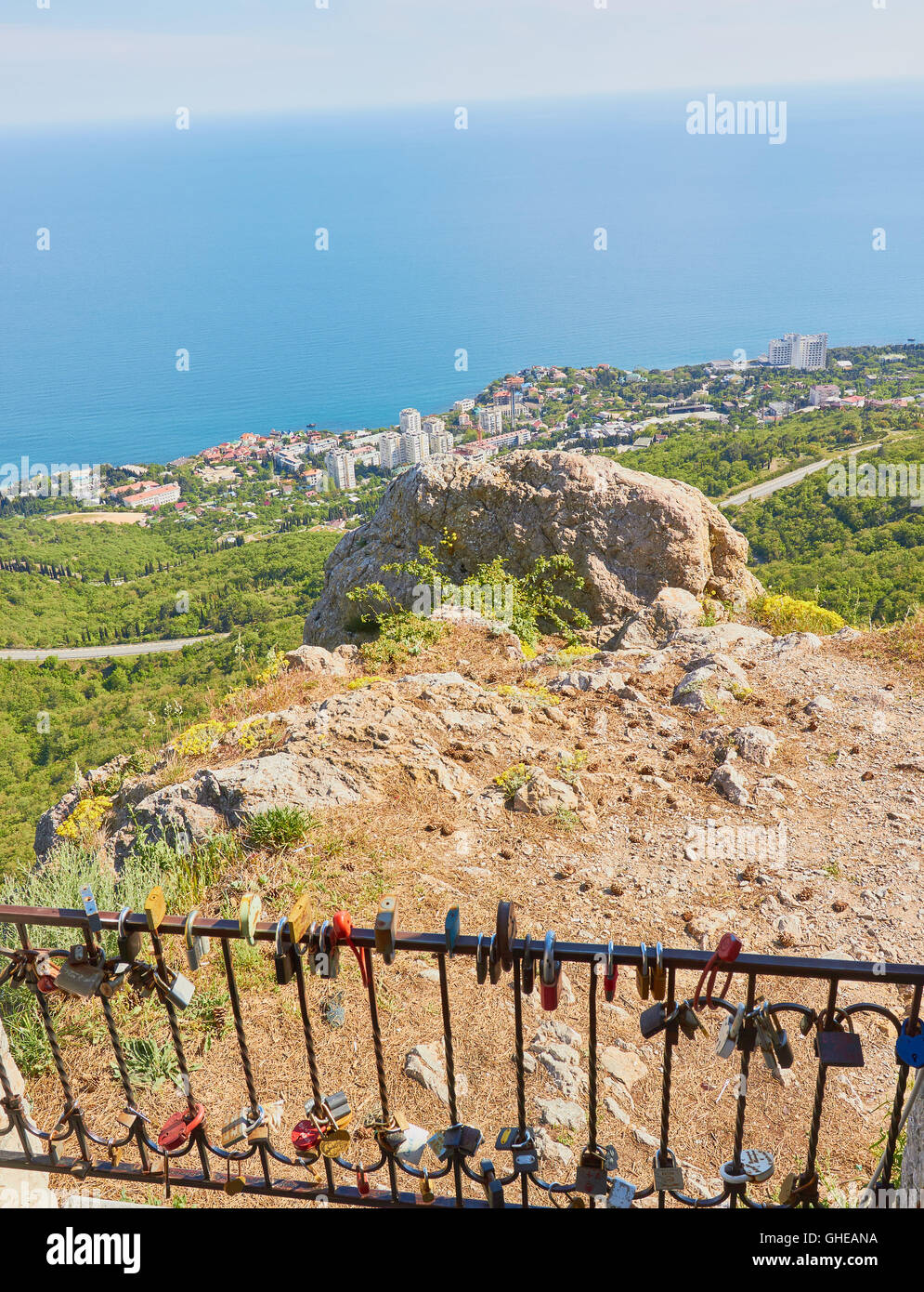 Cadenas, serrures amour attaché à des garde-corps au-dessus de la côte de la mer Noire resort de Foros péninsule de Crimée Banque D'Images