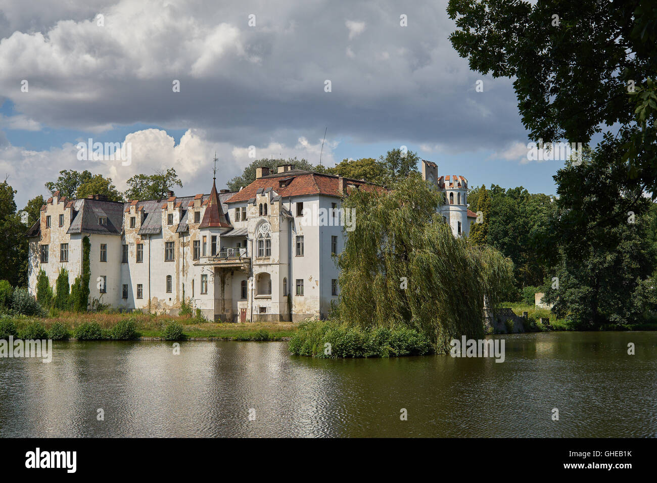 Palais abandonné dans Güttmannsdorf Dobrocin Basse Silésie Pologne Banque D'Images