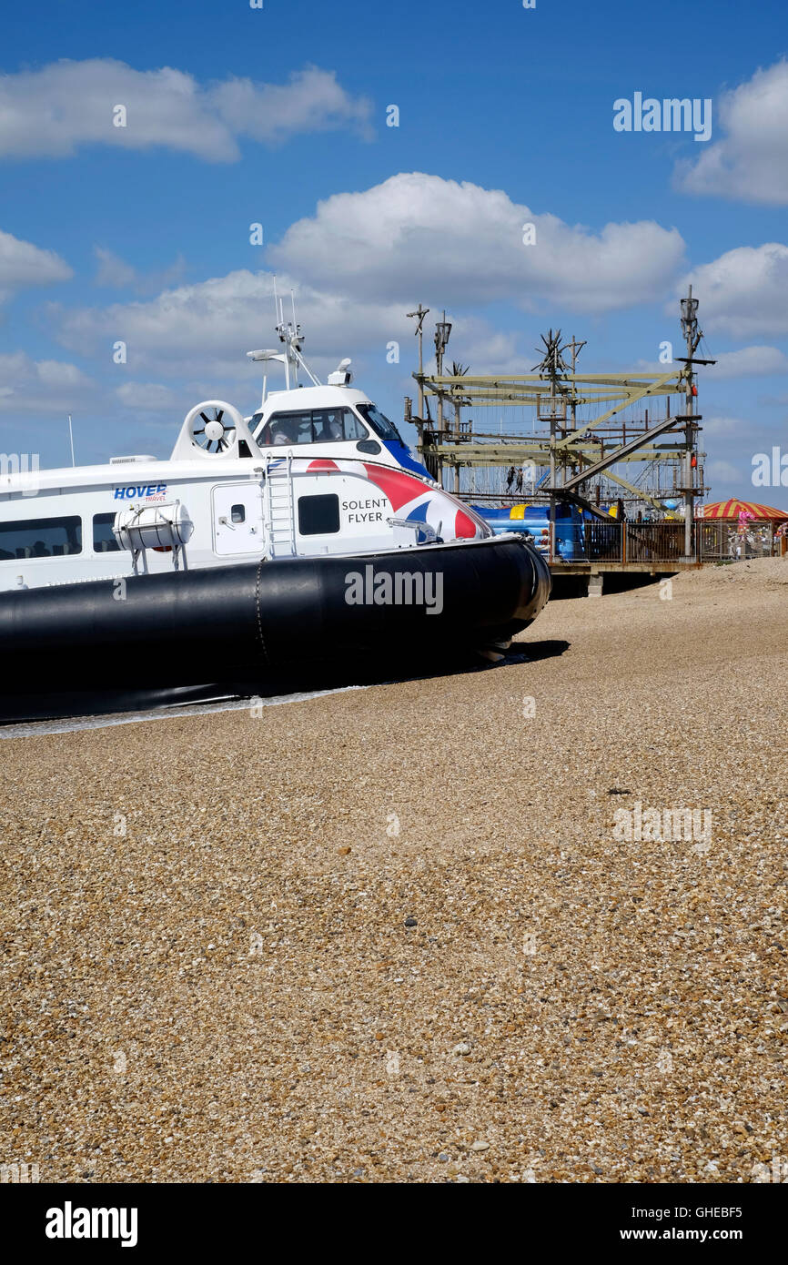 Nouvel aéroglisseur hovertravel solent flyer subissant les essais en mer au large du terminal de Southsea england uk Banque D'Images