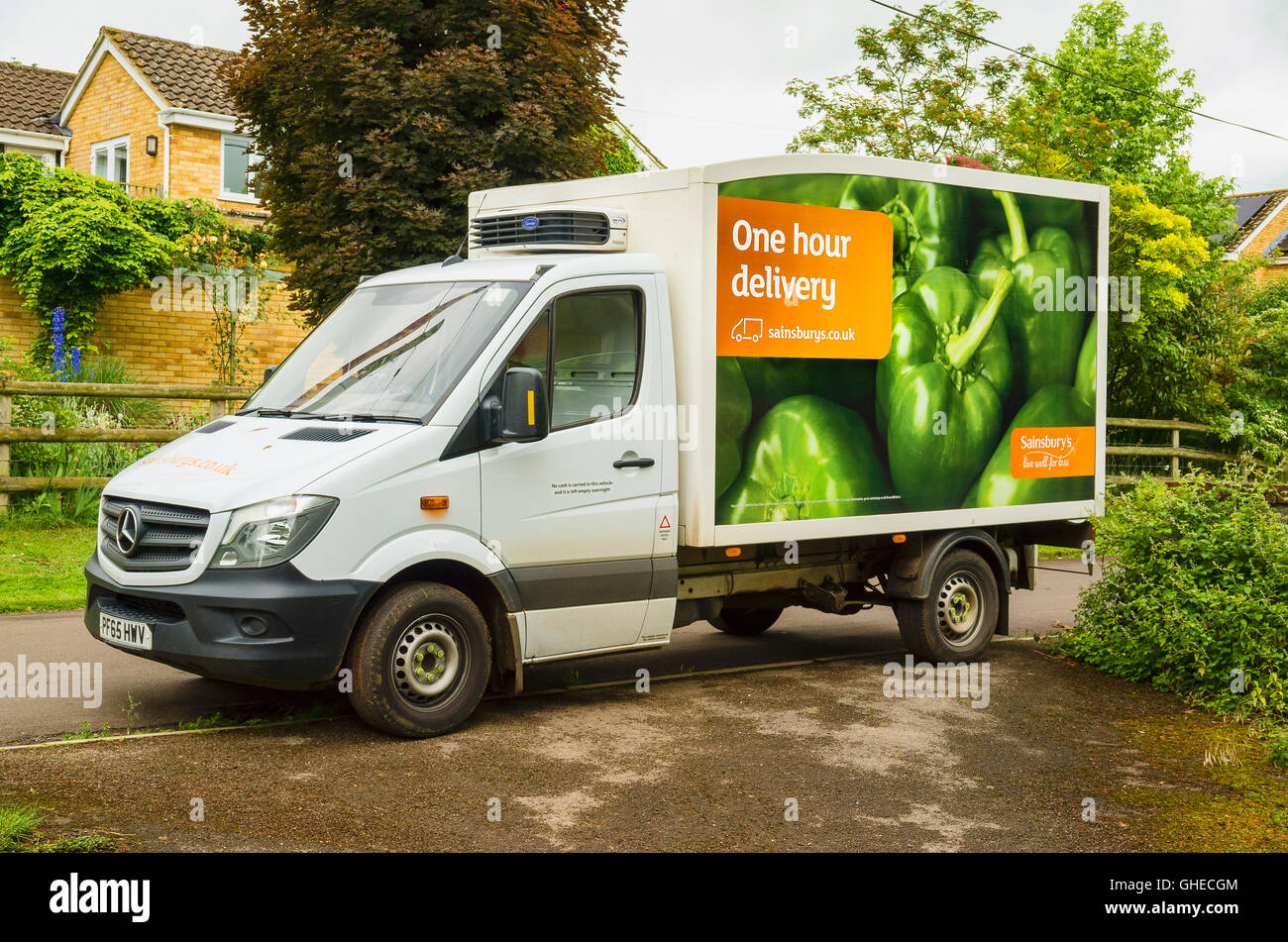 Sainsburys accueil delivery van dans un hameau Wiltshire Banque D'Images