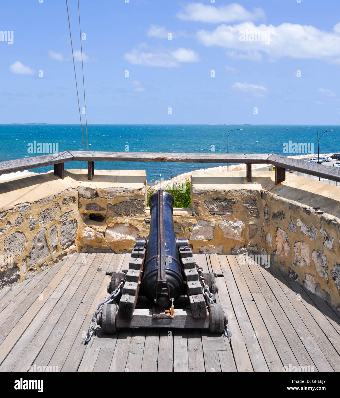 Vieux replica noir cannon sur le mont sur balcon terrasse à la maison ronde attraction touristique à Fremantle, Australie occidentale. Banque D'Images