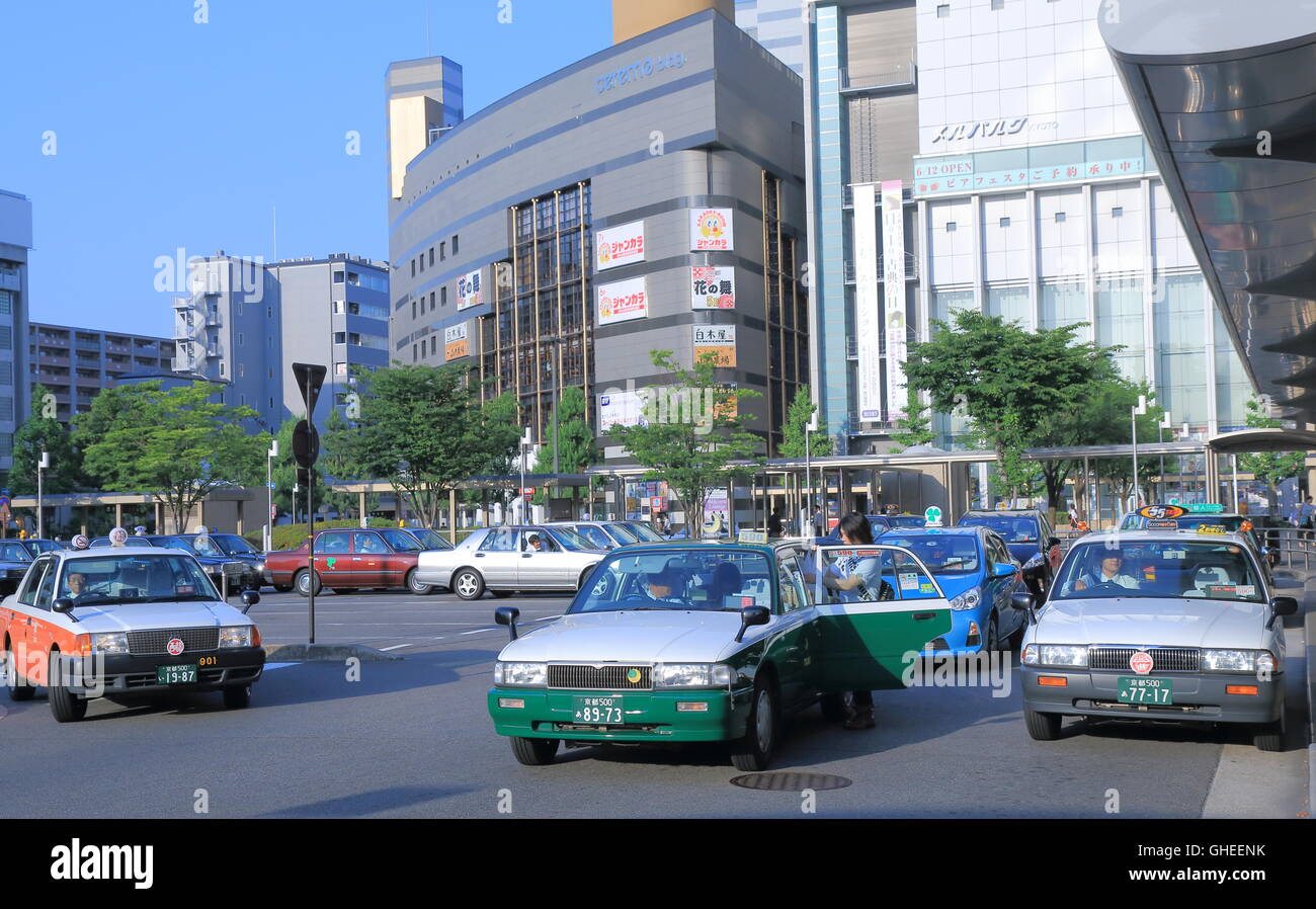 Des taxis sont disponibles pour les passagers à la gare JR de Kyoto à Kyoto au Japon. Banque D'Images