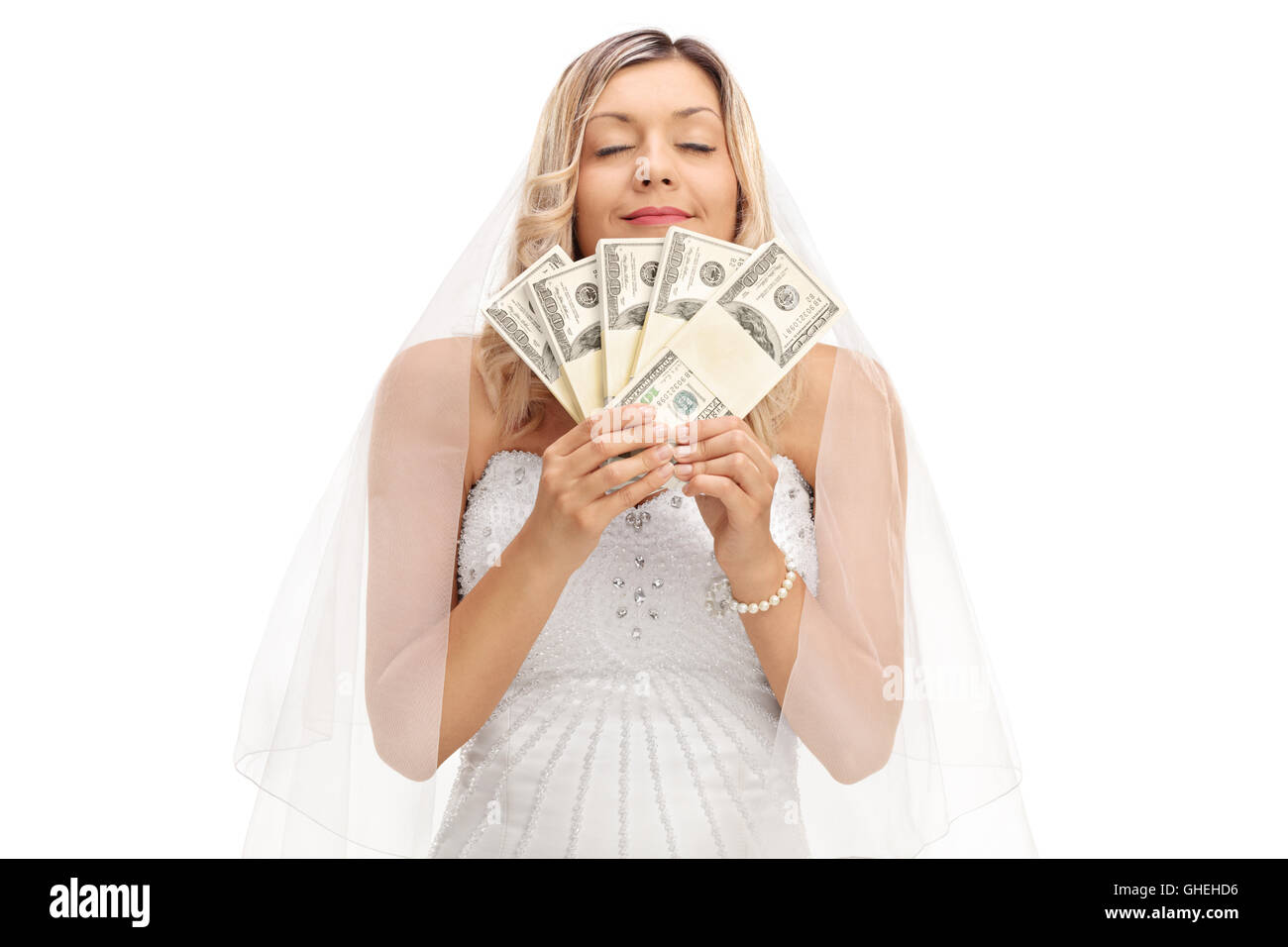 Jeune mariée sentir un couple de piles d'argent isolé sur fond blanc Banque D'Images