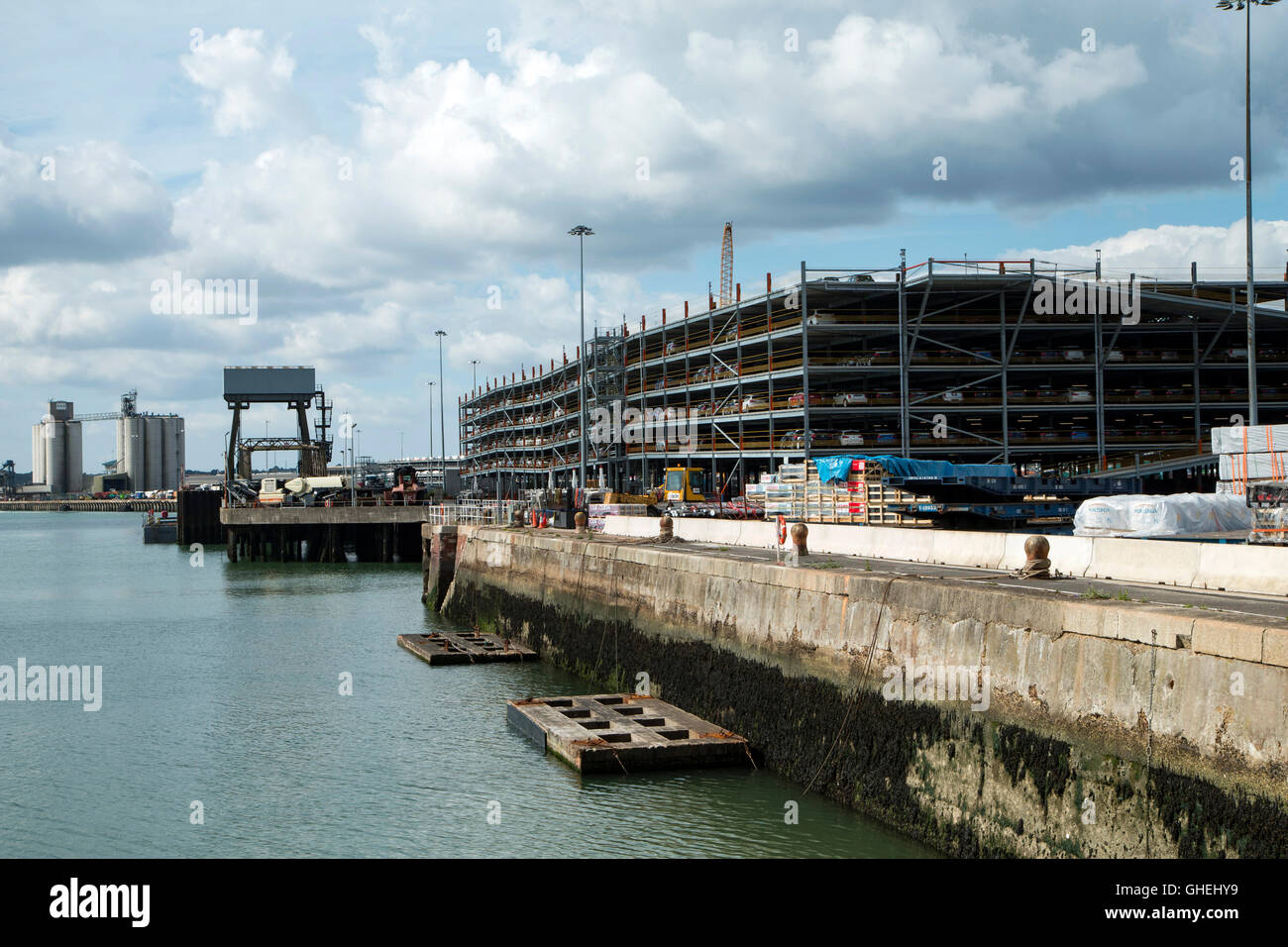 Les quais de Southampton, Hampshire, Royaume-Uni. Voitures stockées dans un bâtiment de plusieurs étages en attente d'exportation Banque D'Images