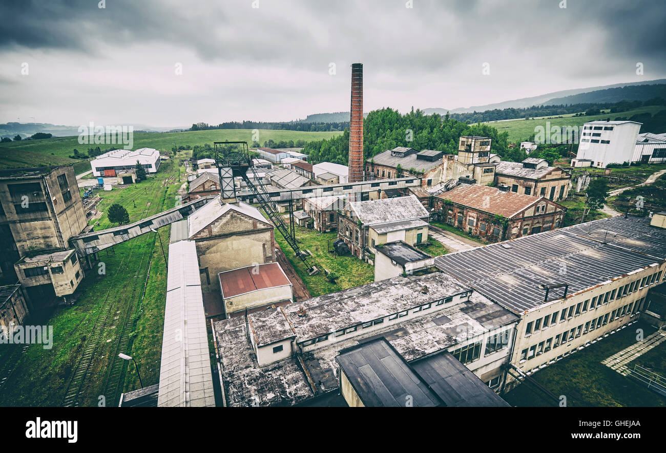 Tons Retro old abandoned mine de charbon en jour nuageux. Banque D'Images
