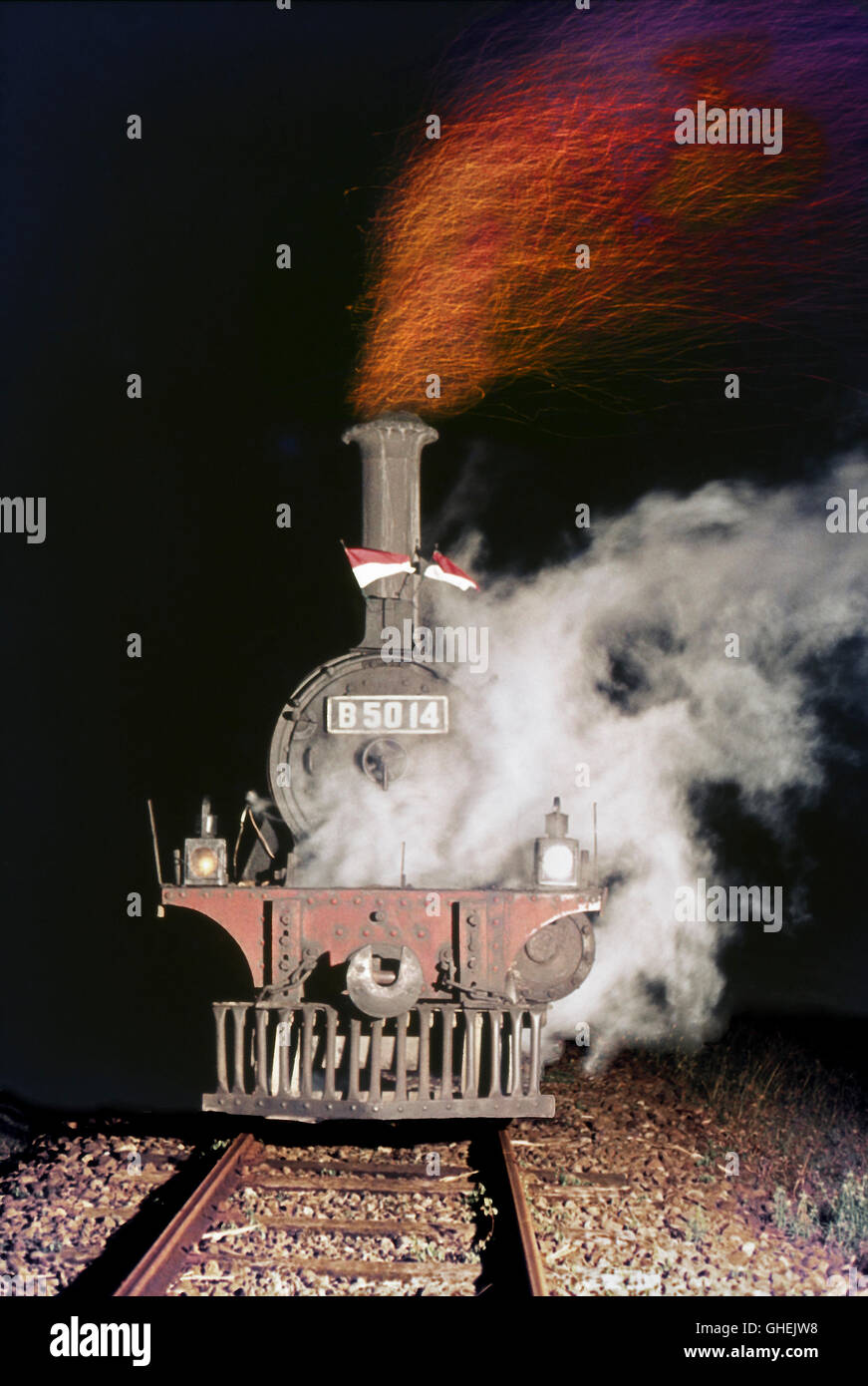 Les drapeaux flottant célébrer le Jour de l'indépendance en août en Indonésie un chemin de fer de l'État Classe B50 2-4-0 chefs un matin tôt p Banque D'Images