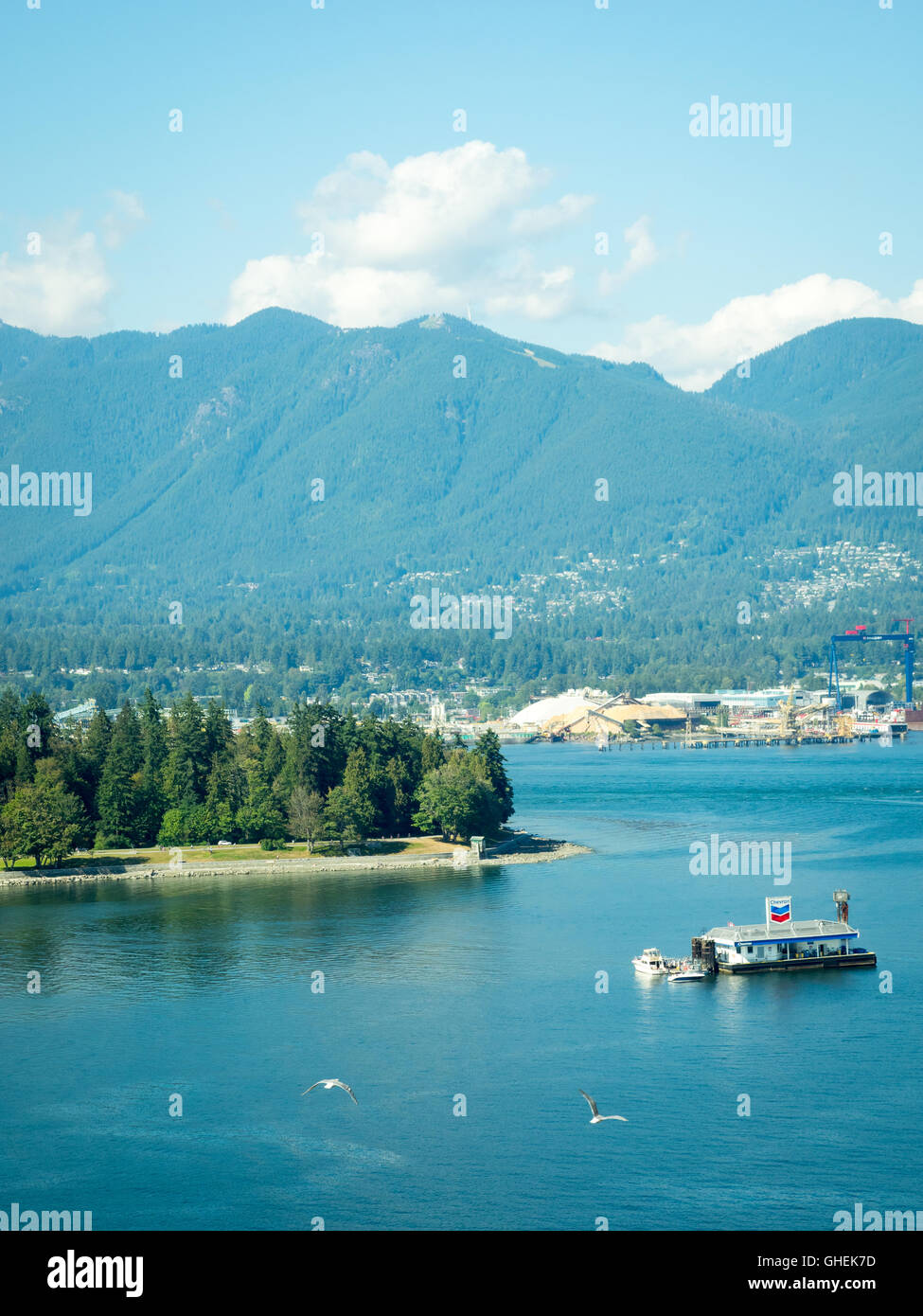 View : Coal Harbour, la station essence Chevron flottante, Stanley Park, Vancouver Harbour, et la montagne Grouse. Vancouver. Banque D'Images