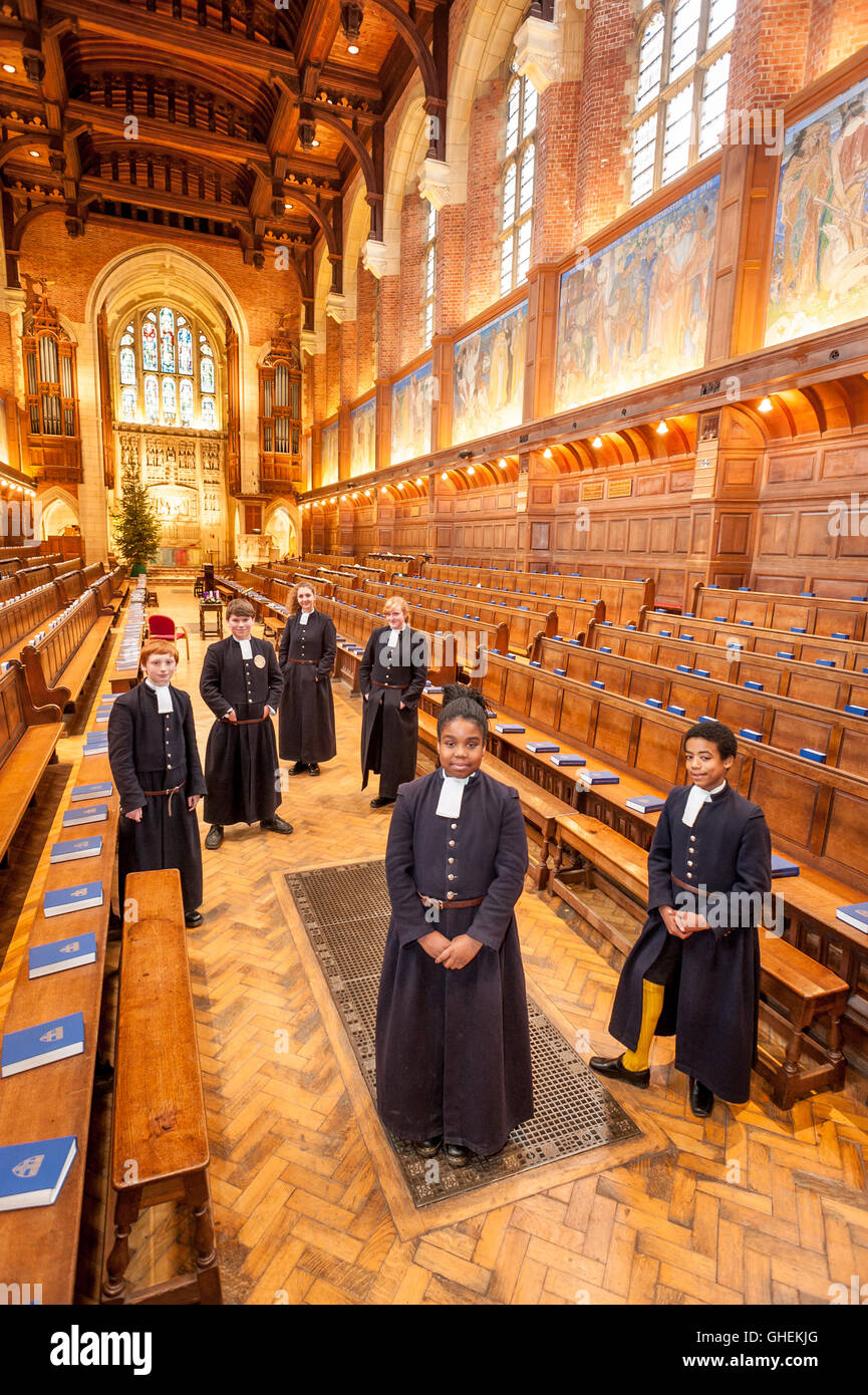 Les élèves à l'École de l'hôpital du Christ, près de Horsham, Sussex de l'Ouest, portant leur école 'Blues', ou l'uniforme. Banque D'Images