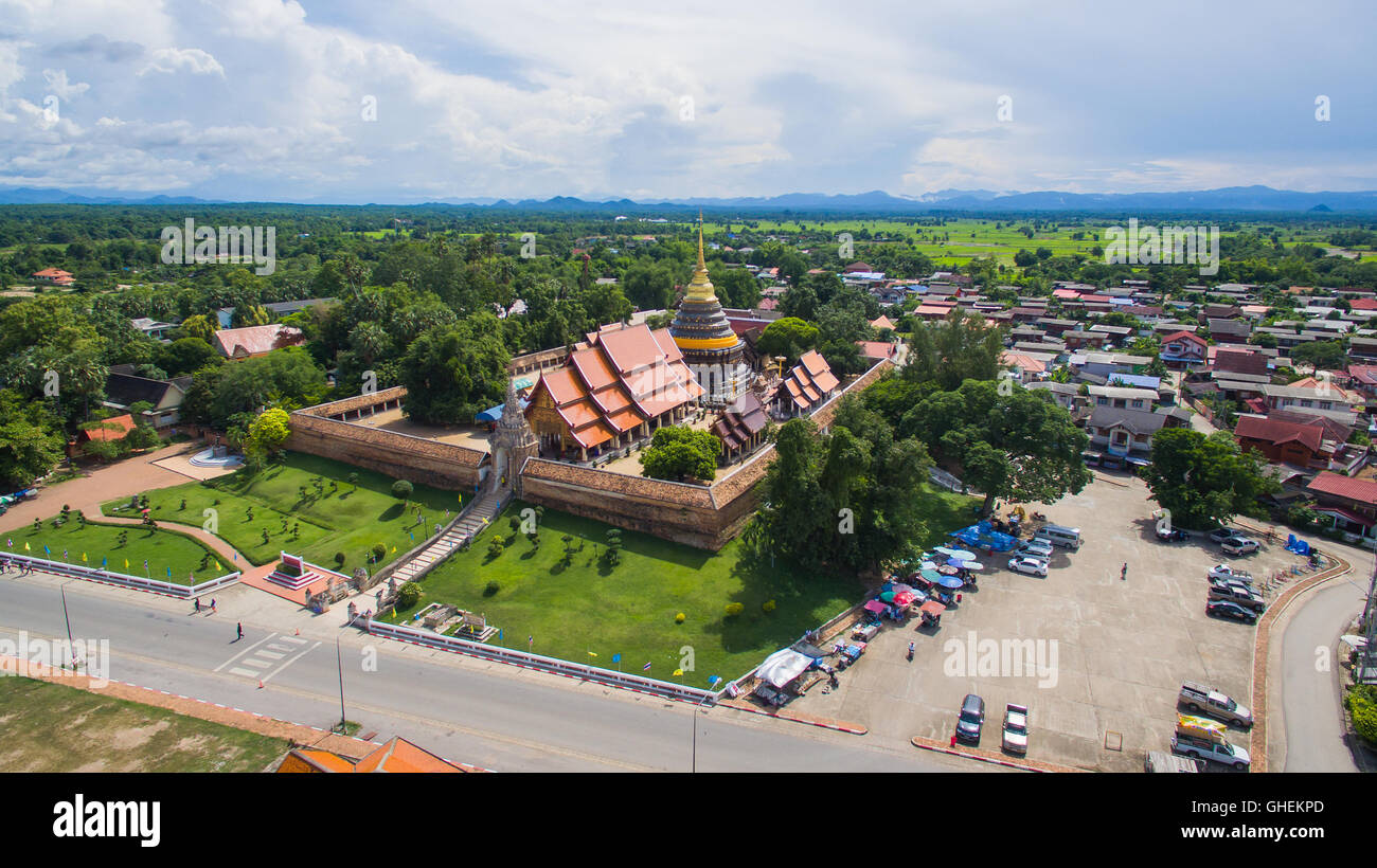 Vue aérienne Phra That Lampang Luang est un temple bouddhiste de style Lanna, province de Lampang, Thaïlande. Banque D'Images