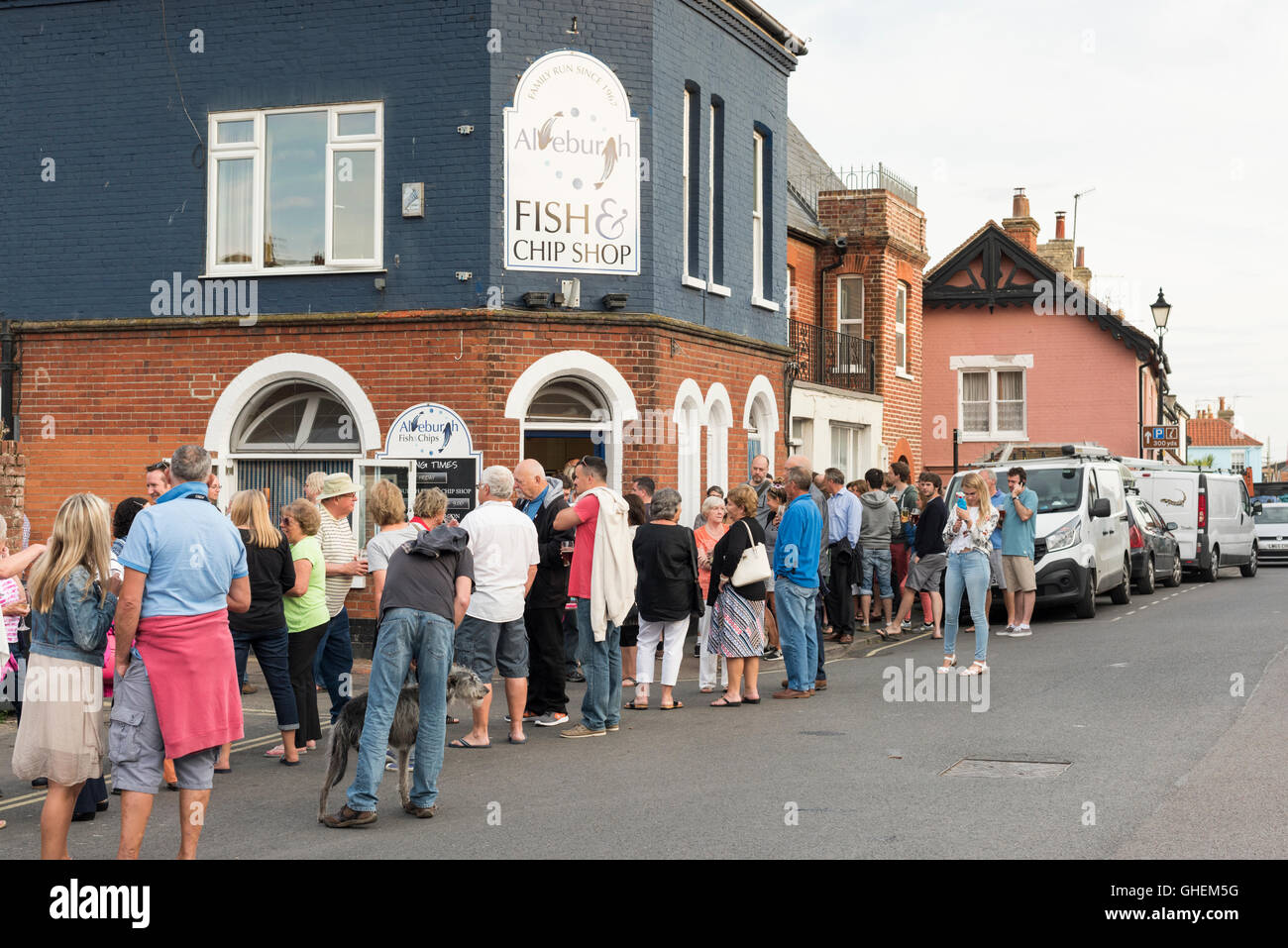 Le traditionnel fish and chip shop UK Suffolk Aldeburgh en attente avec les gens à l'extérieur en été Banque D'Images