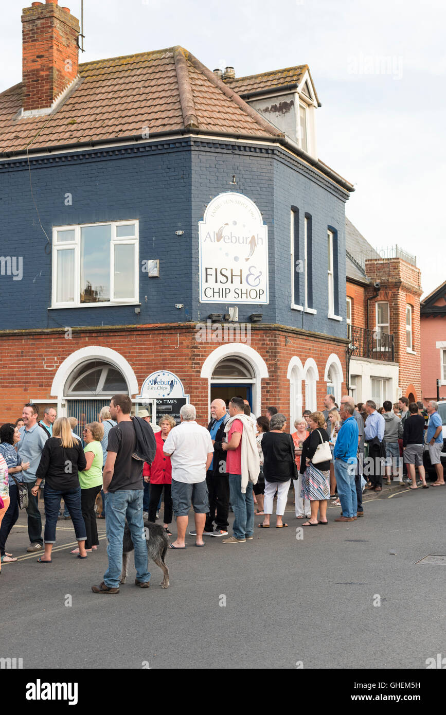 Le traditionnel fish and chip shop UK Suffolk Aldeburgh en attente avec les gens à l'extérieur en été Banque D'Images